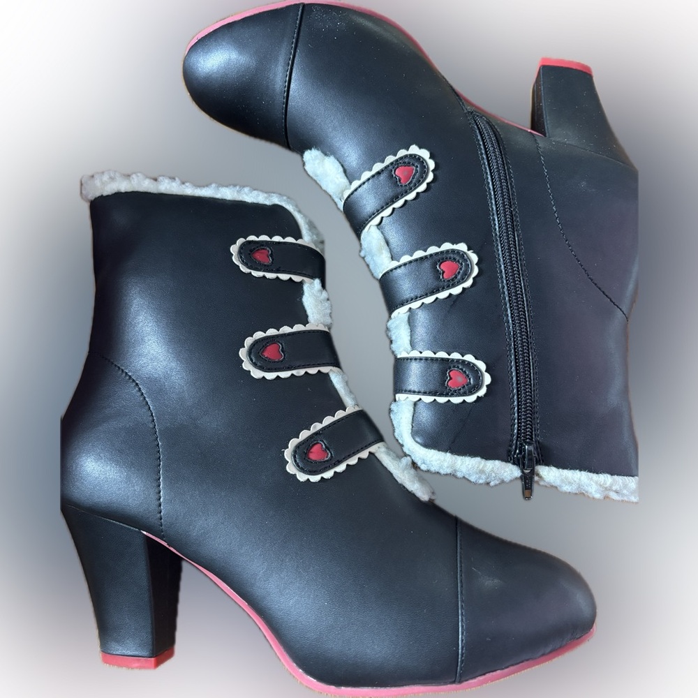 NIB 41 11 Lola Ramona Elsa Booties w Heart Buttons Faux Fur Lining Retro